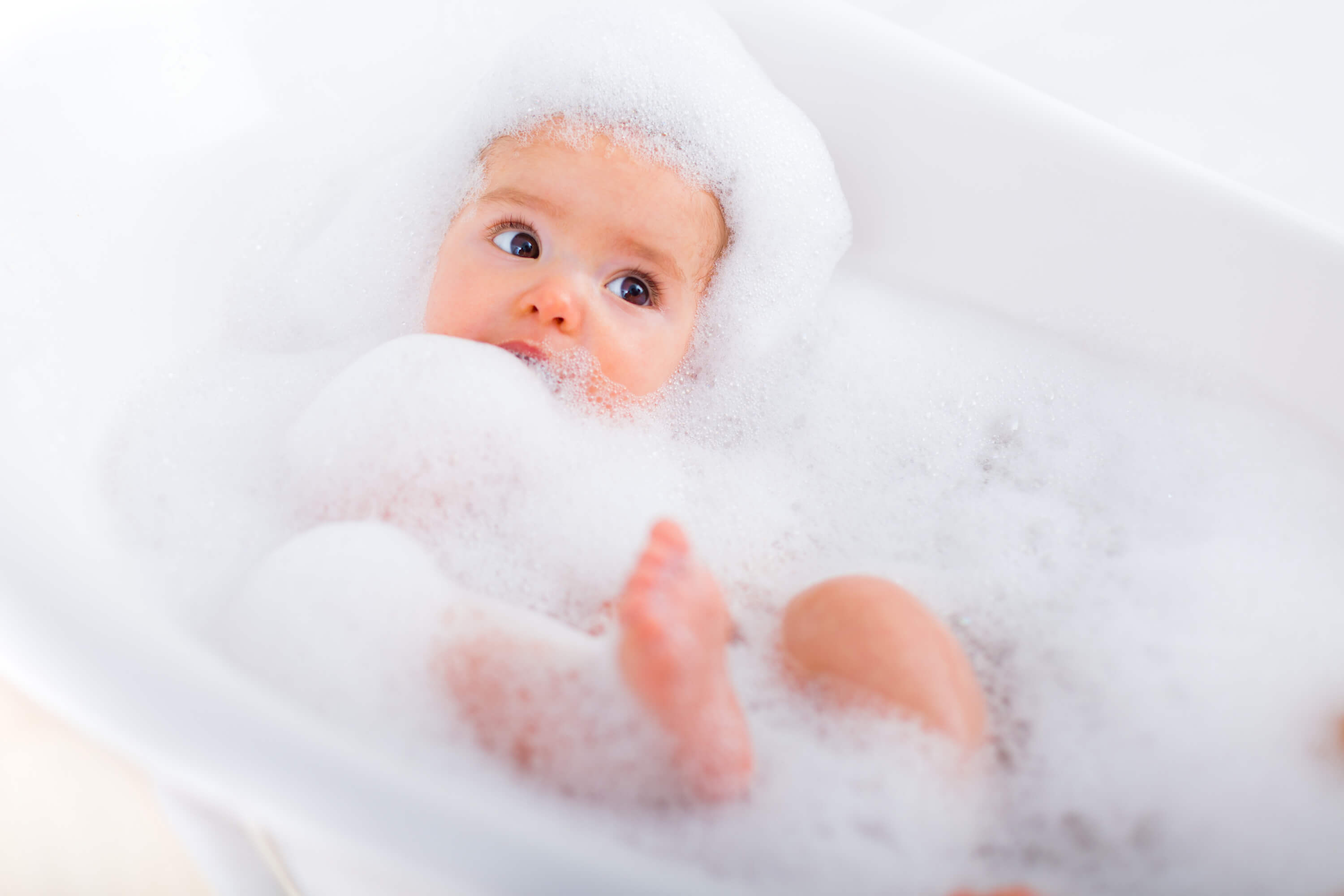 neonato fa bagnetto e shampoo