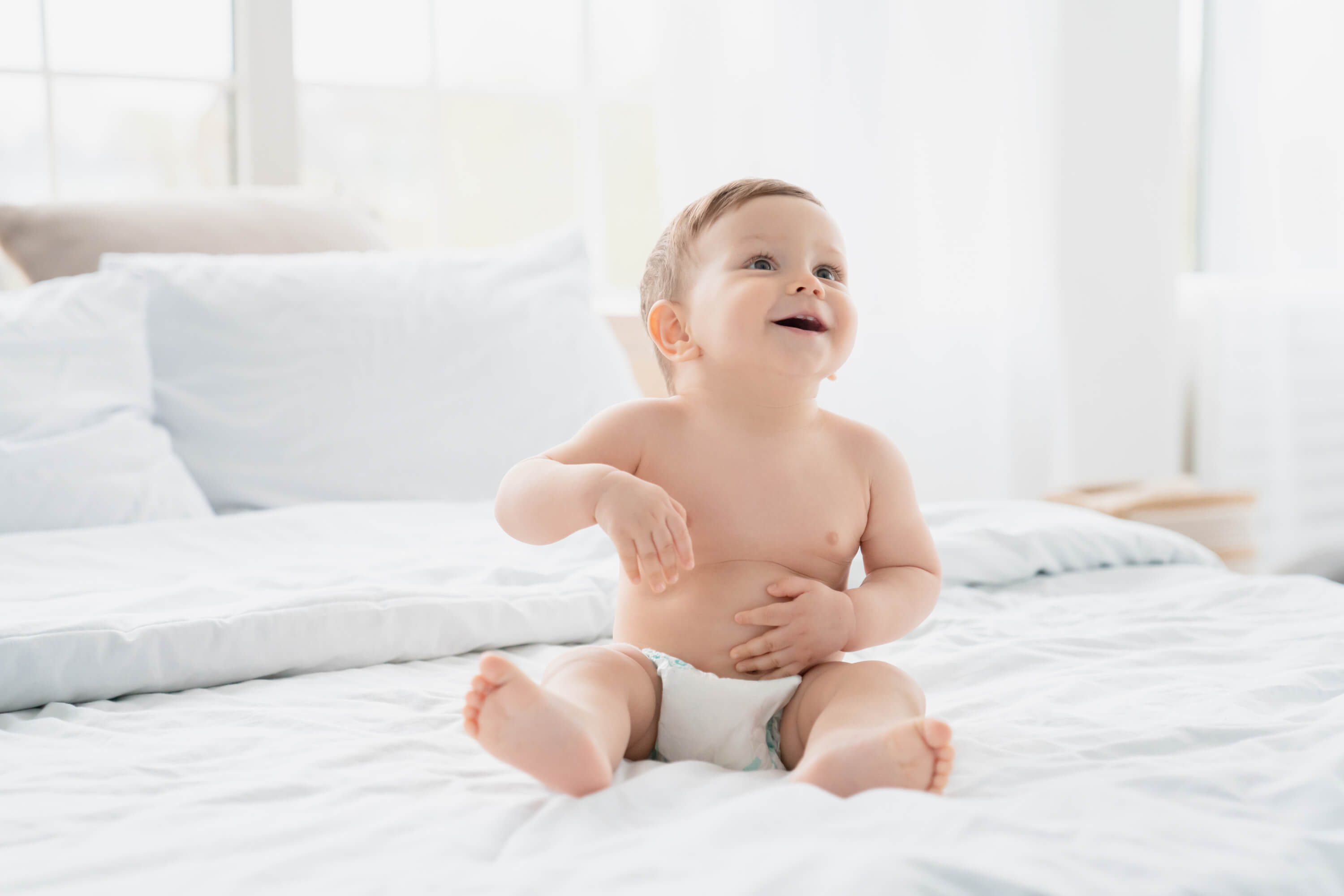 bambino felice con pannolino