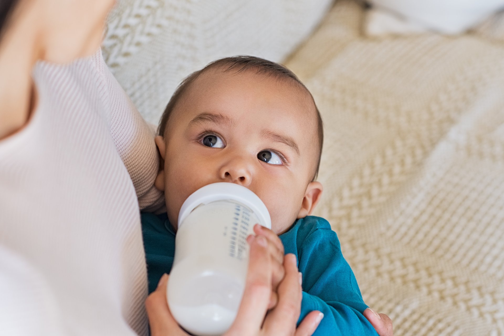 mamma dà biberon a neonato