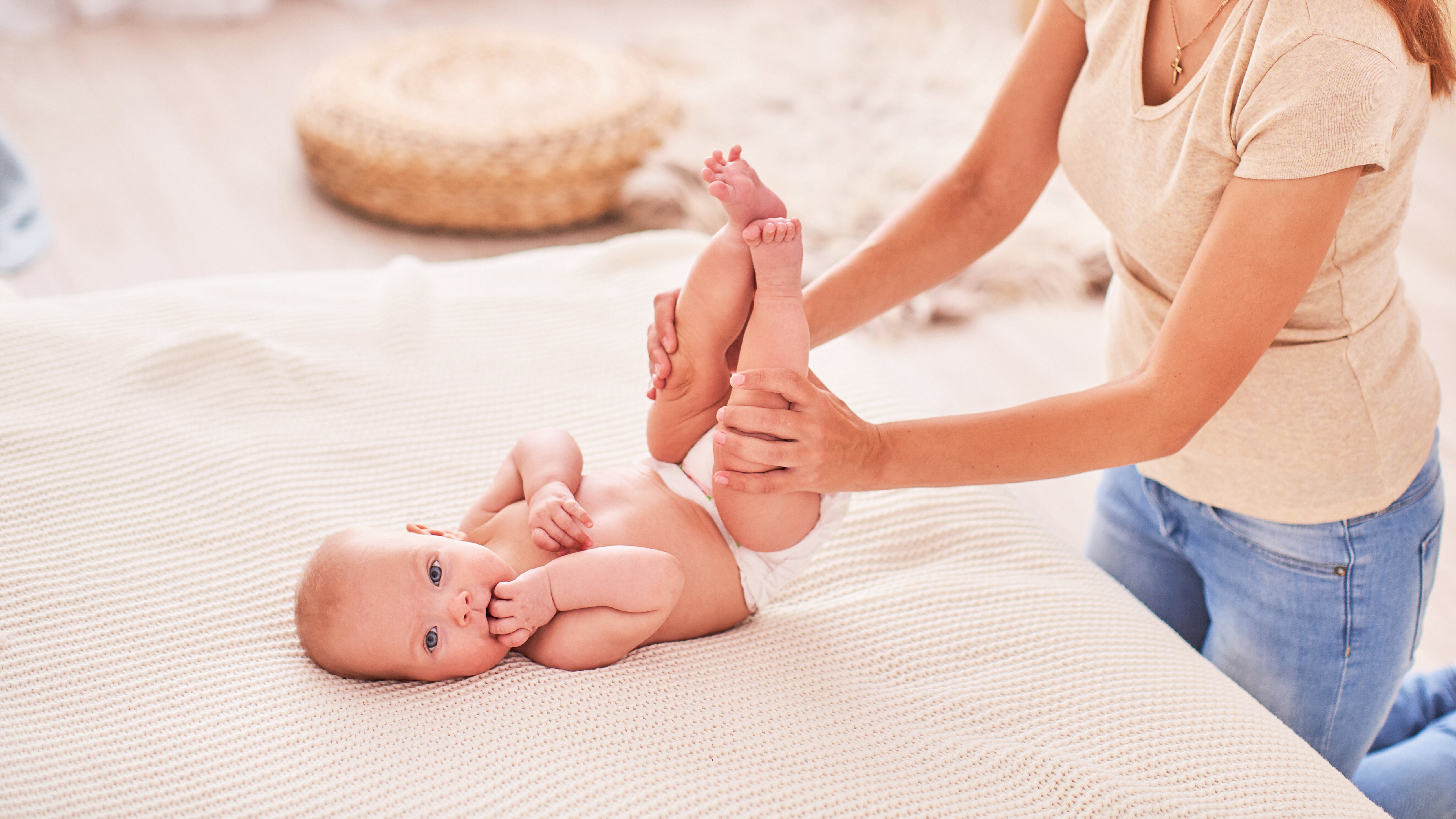 massaggio pancia neonato con coliche