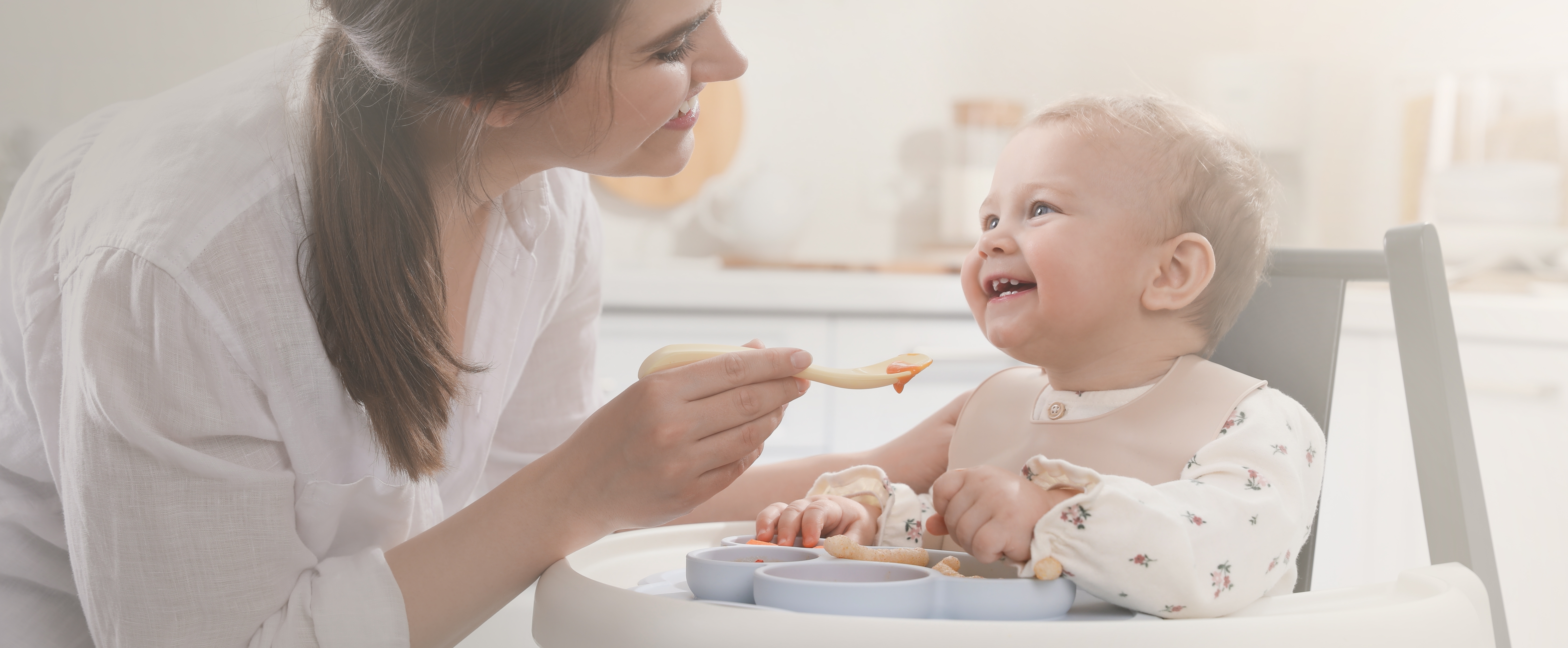 mamma imbocca neonato che non mangia la pappa