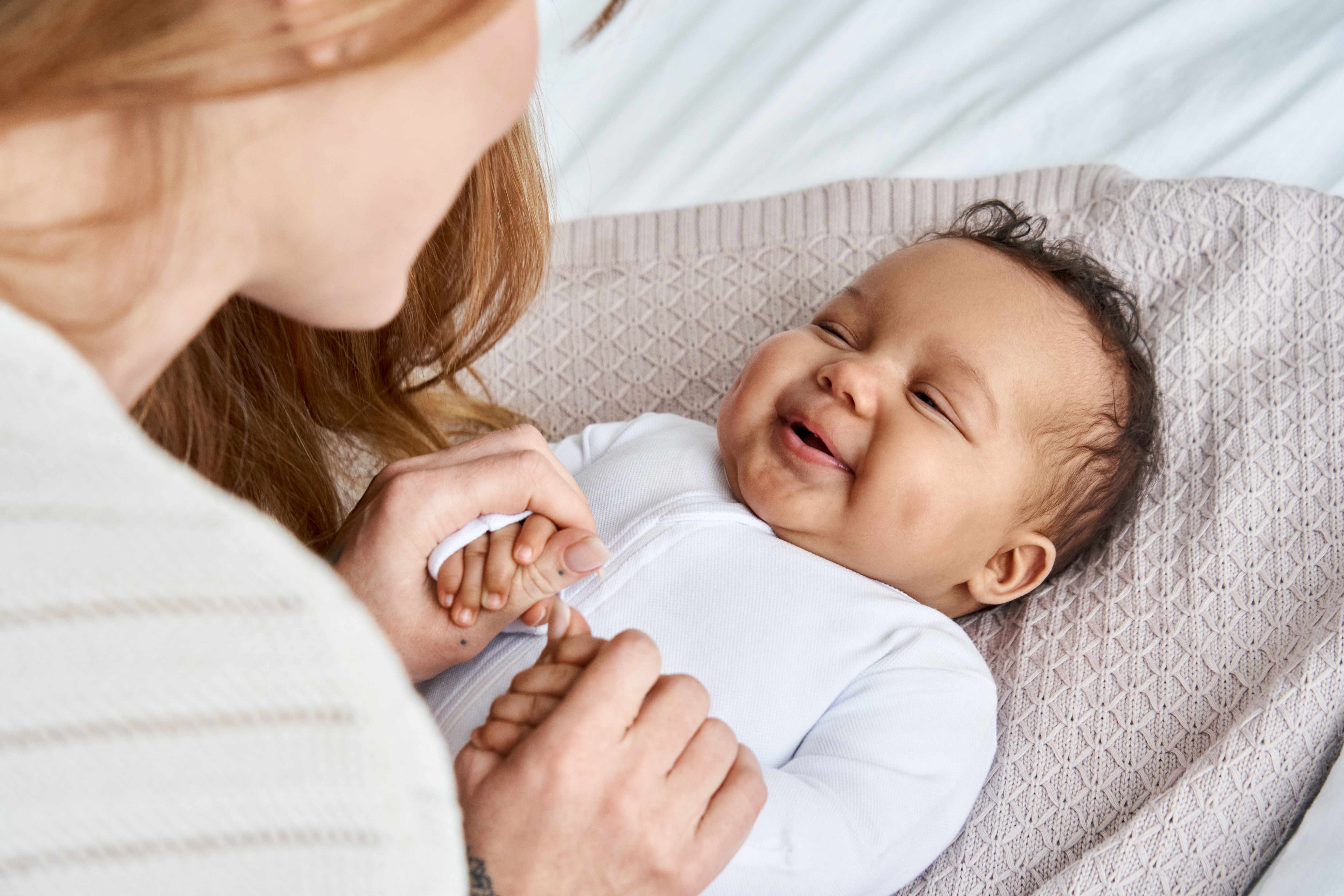 mamma coccola neonato dopo pianto