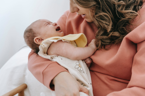 mamma cambia pannolino a neonato