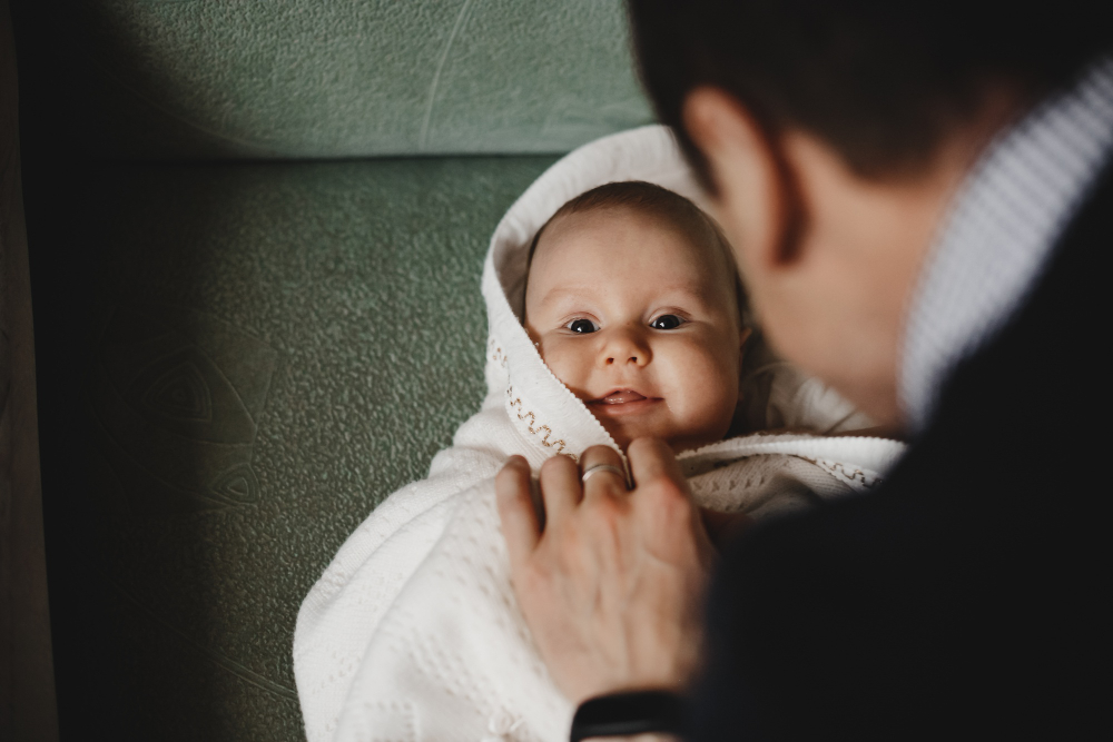 papà asciuga neonato dopo bagnetto