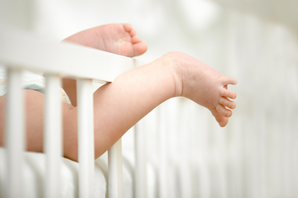 piedini neonato escono da culla perché cresciuto