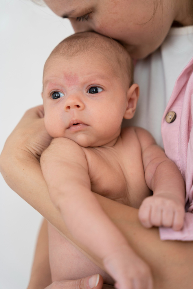 donna tiene in braccio neonato con pelle disidratata