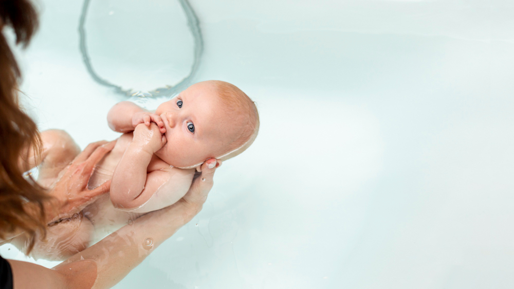 come lavare la testa al neonato durante il bagnetto