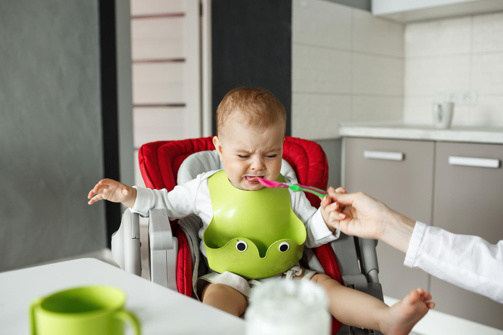 mamma imbocca neonato che non mangia la pappa