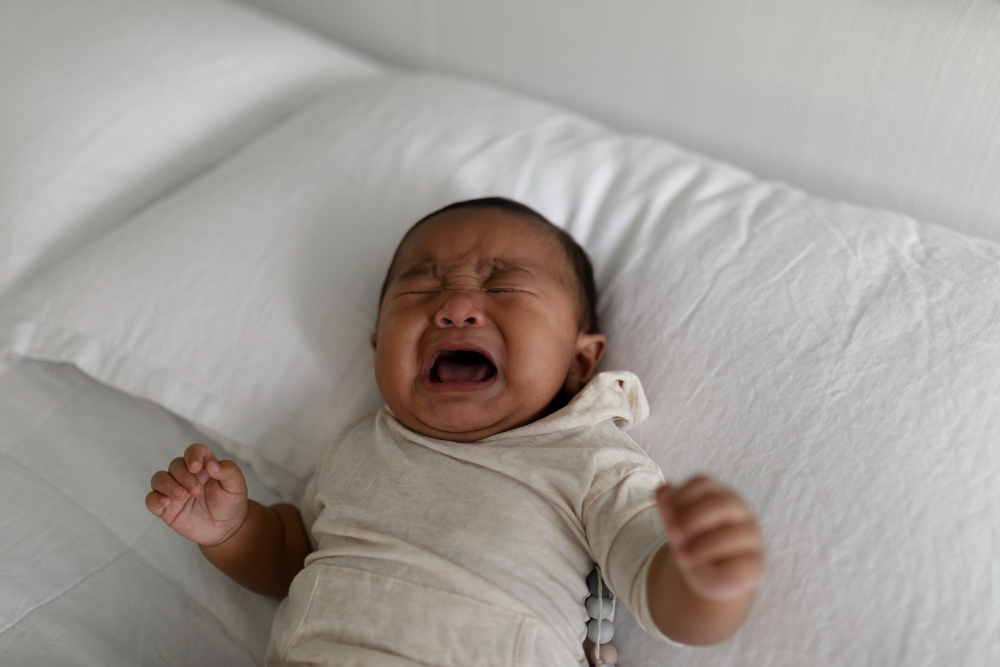 neonato che non dorme e piange