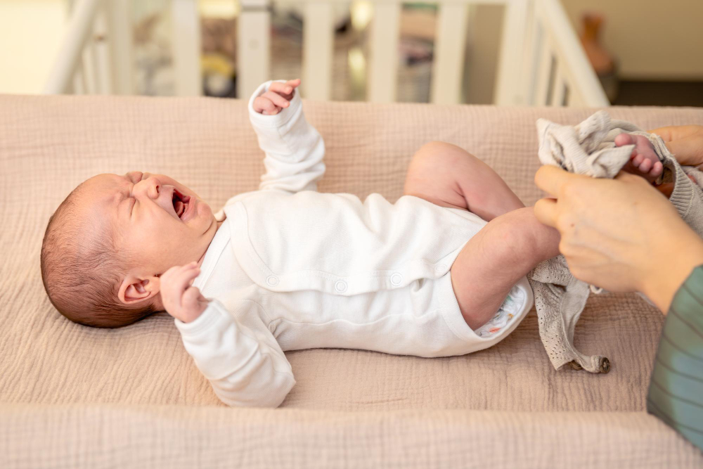 neonato che non fa la cacca e piange