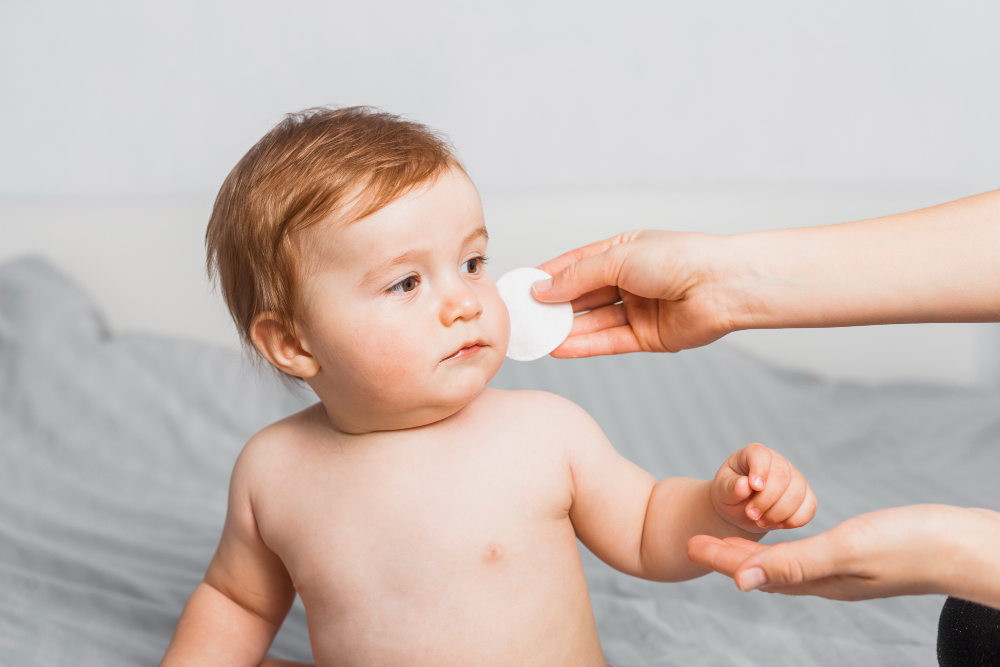 mamma spalma crema su pelle screpolata neonato