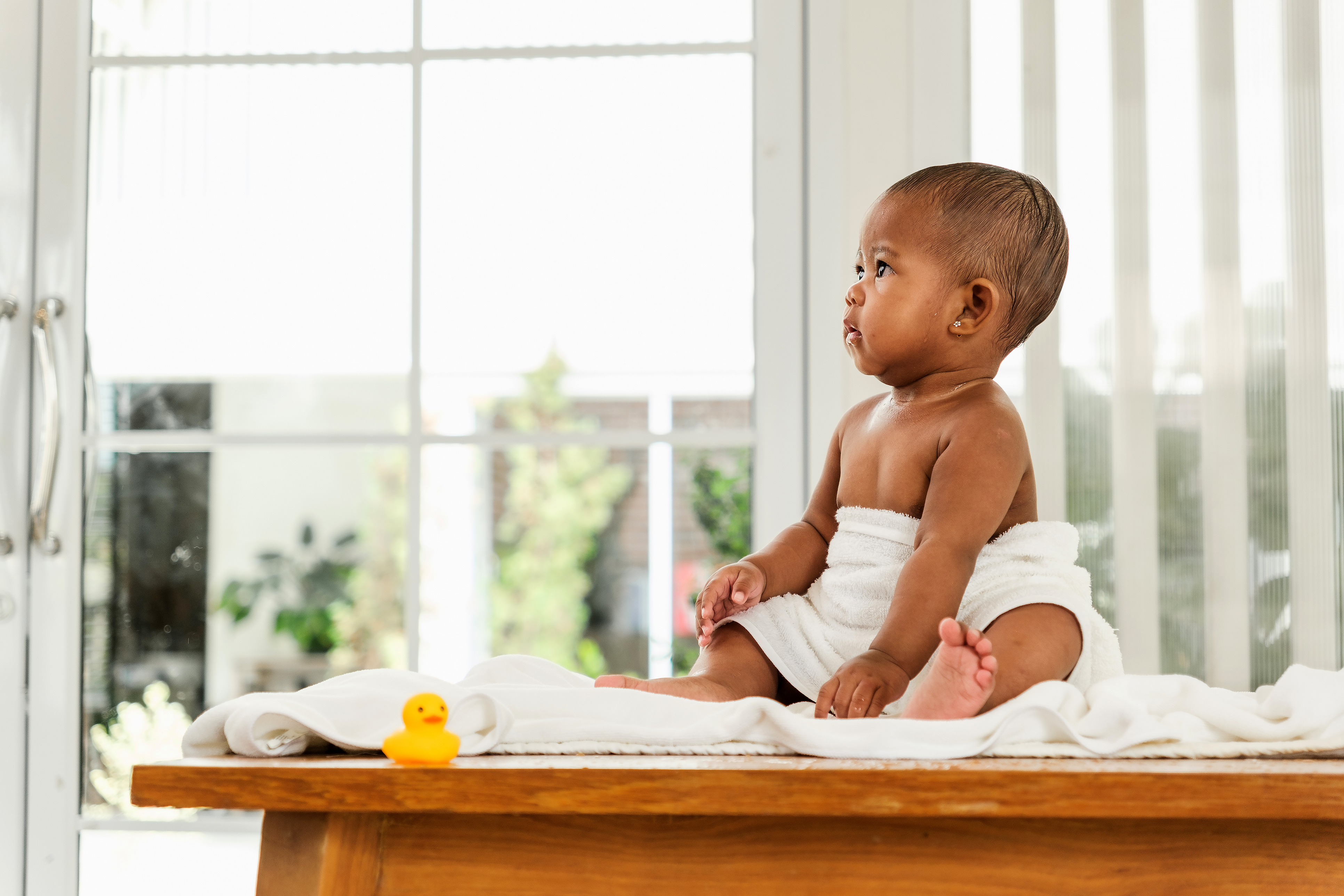 papà asciuga neonato dopo bagnetto