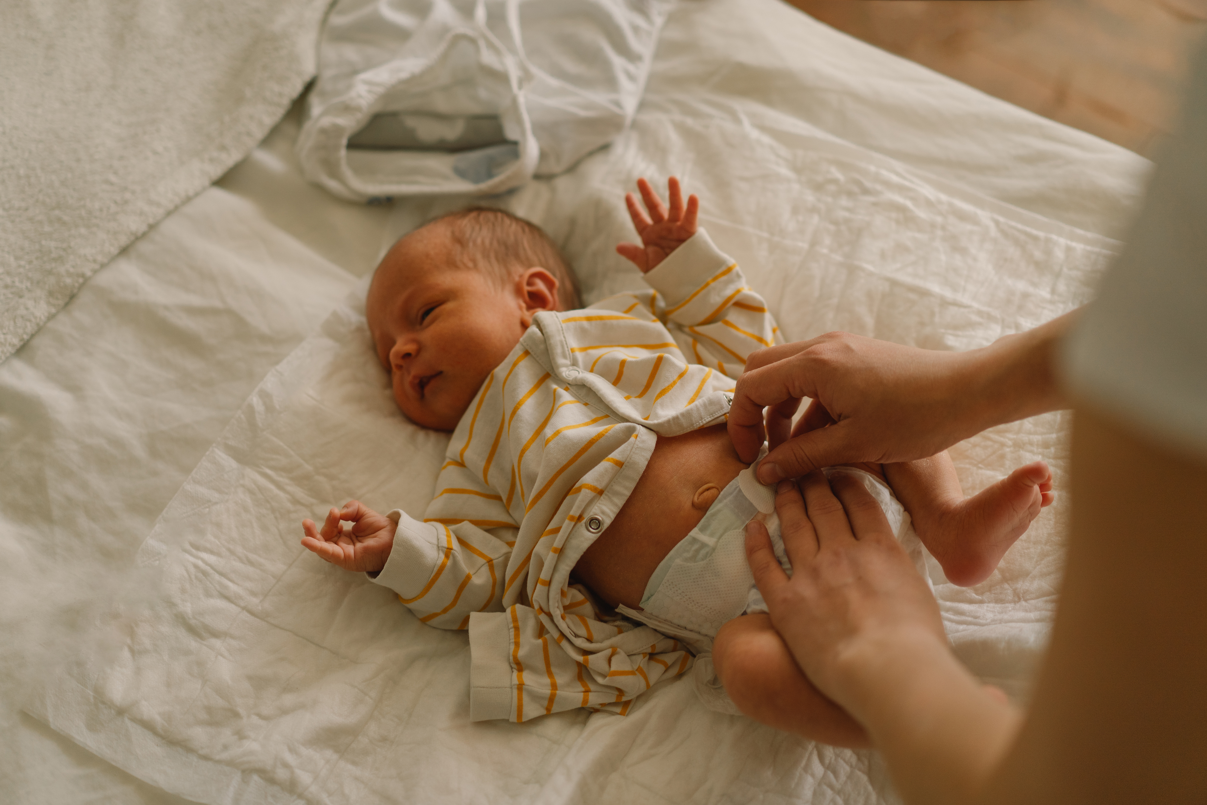 neonato con pannolino cambiato