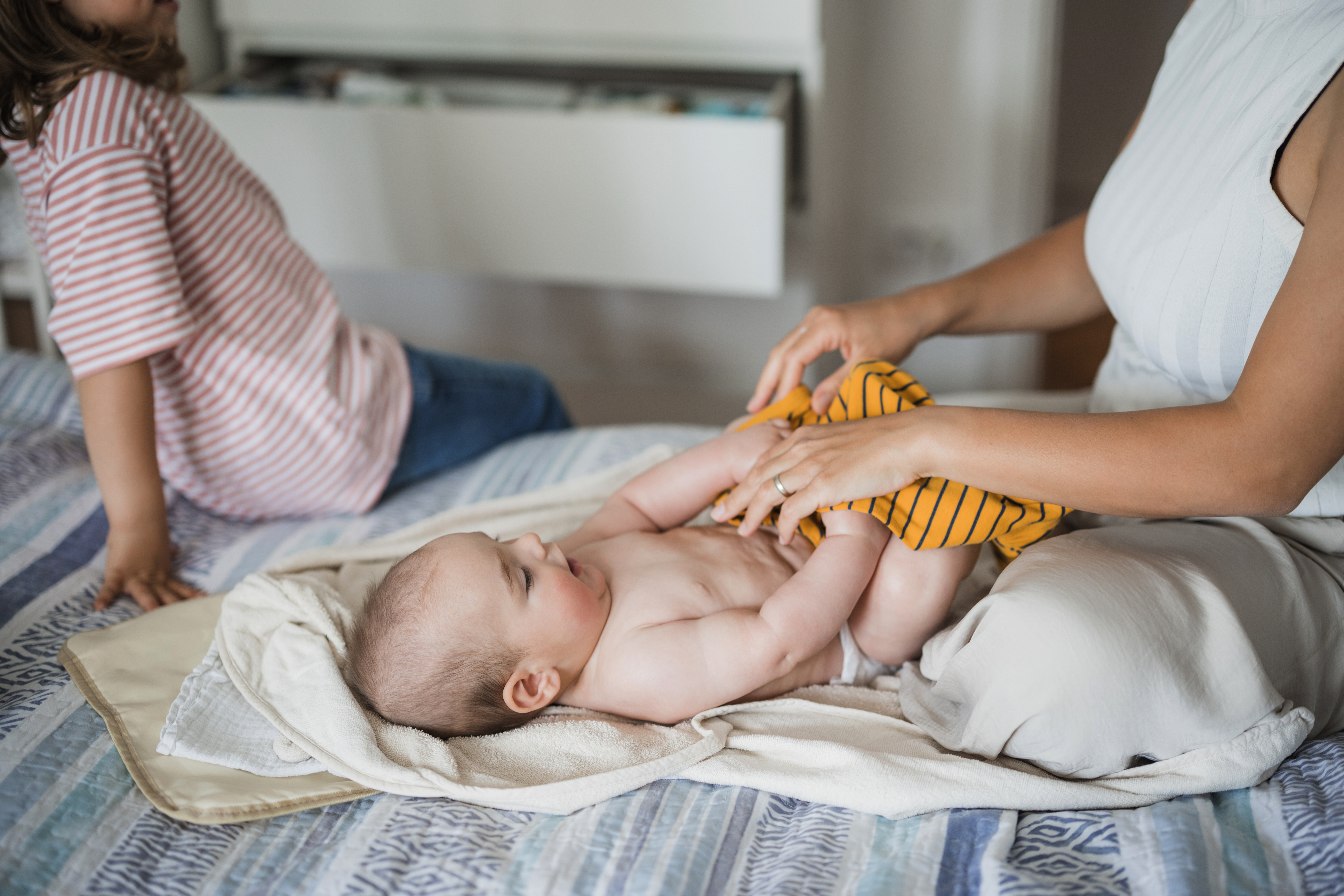 neonato sorride durante cambio pannolino divertente