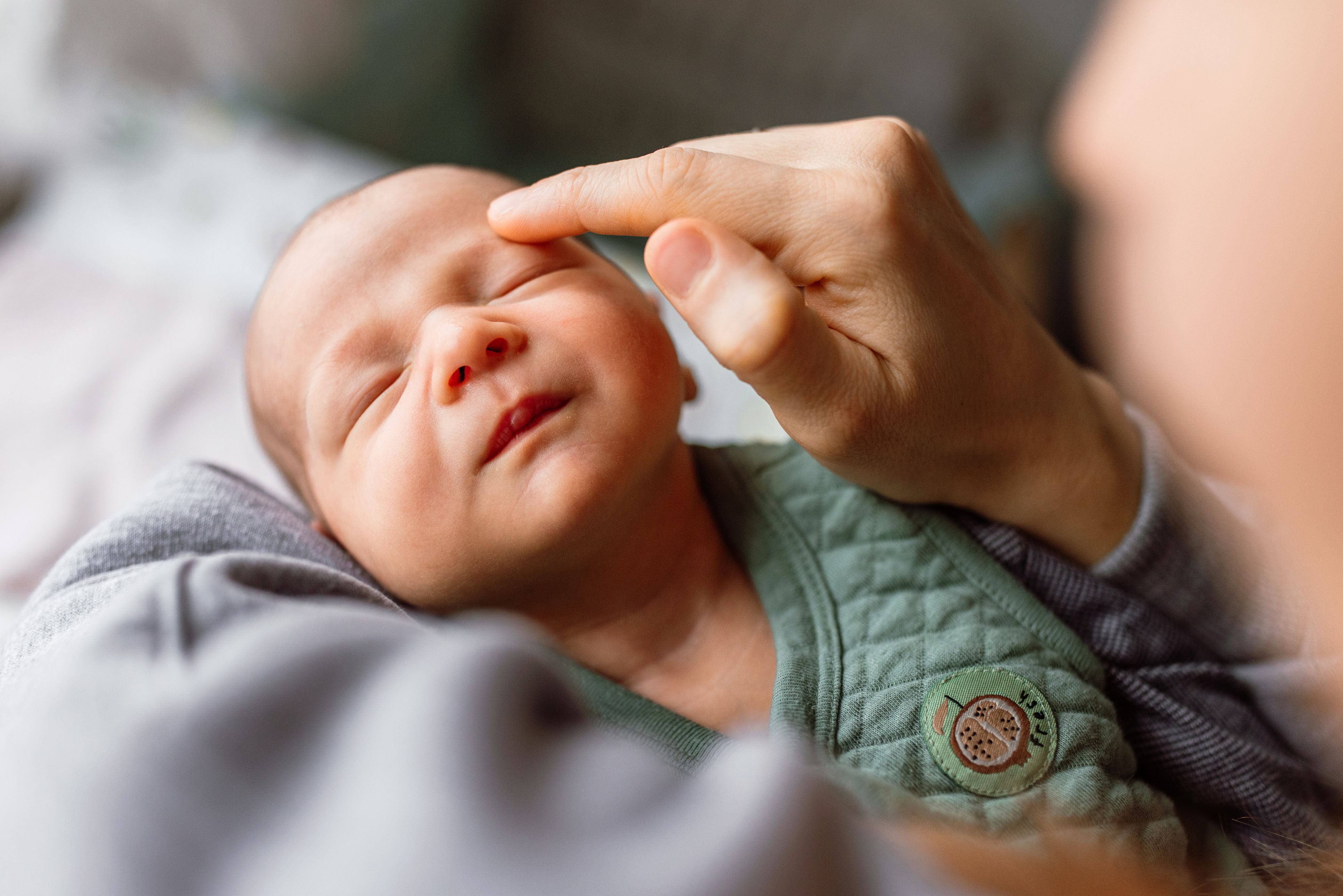 mamma accarezza neonato che cresce