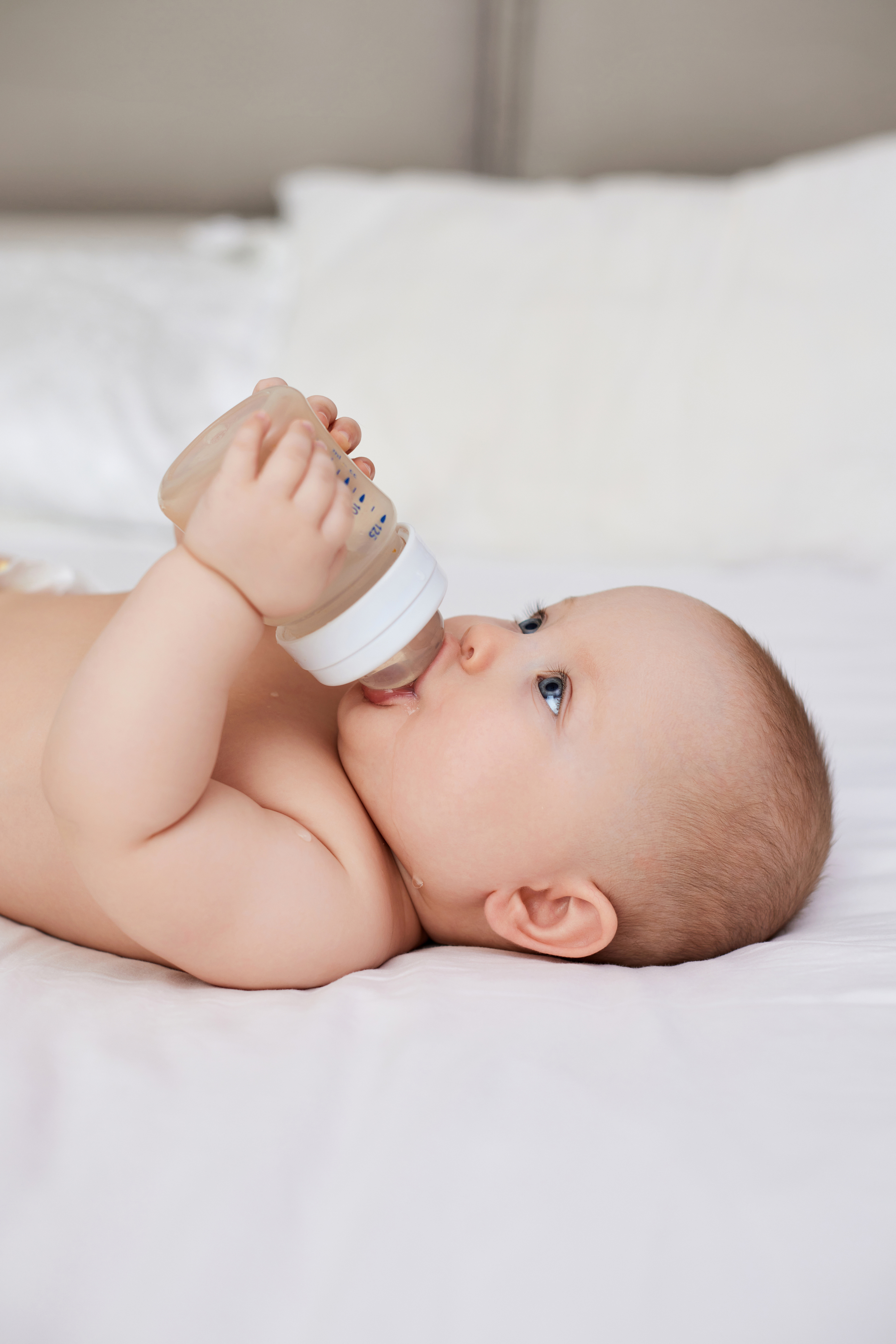 neonato con pelle disidratata tenuto in braccio