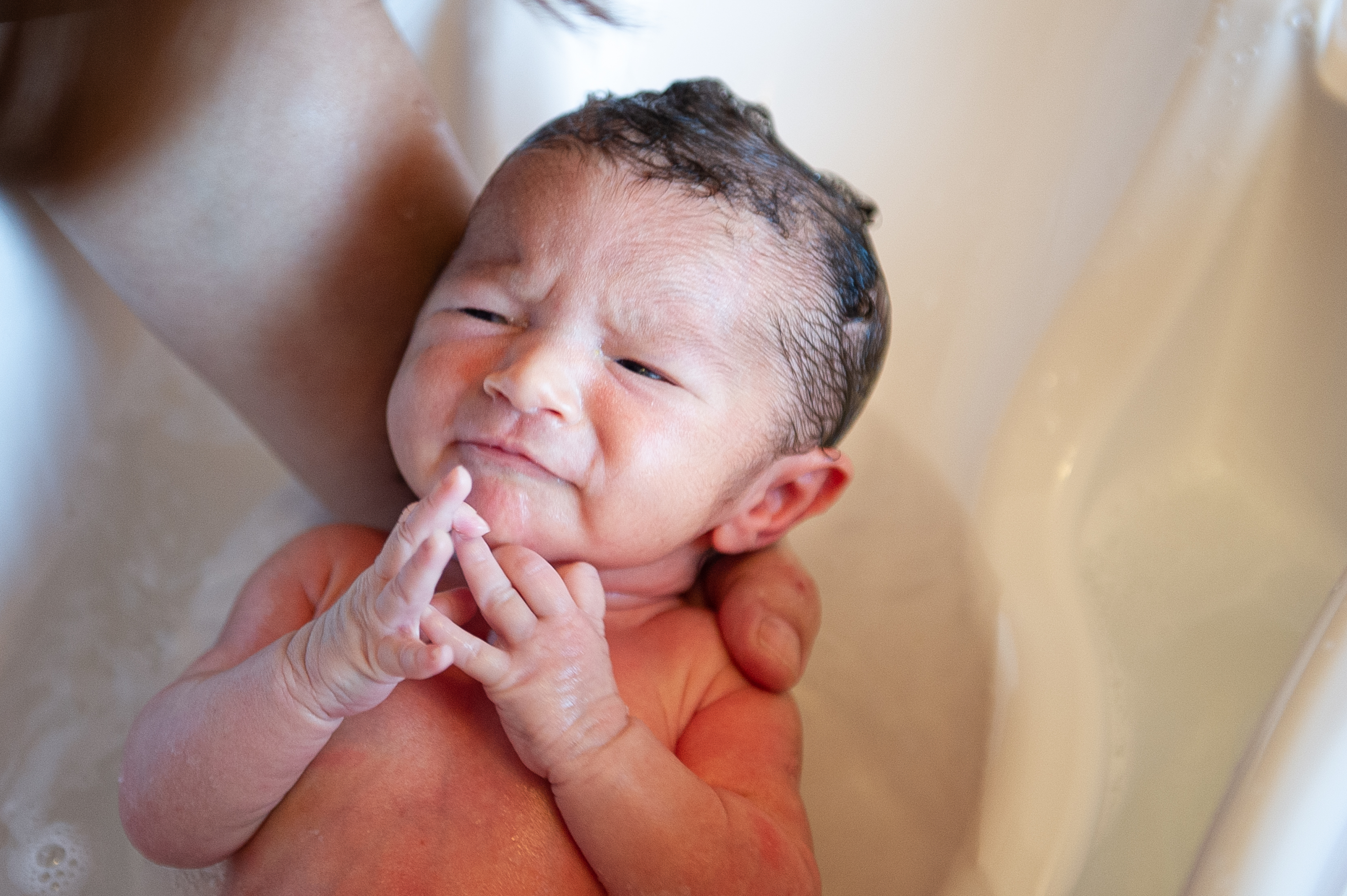 come lavare la testa al neonato durante il bagnetto