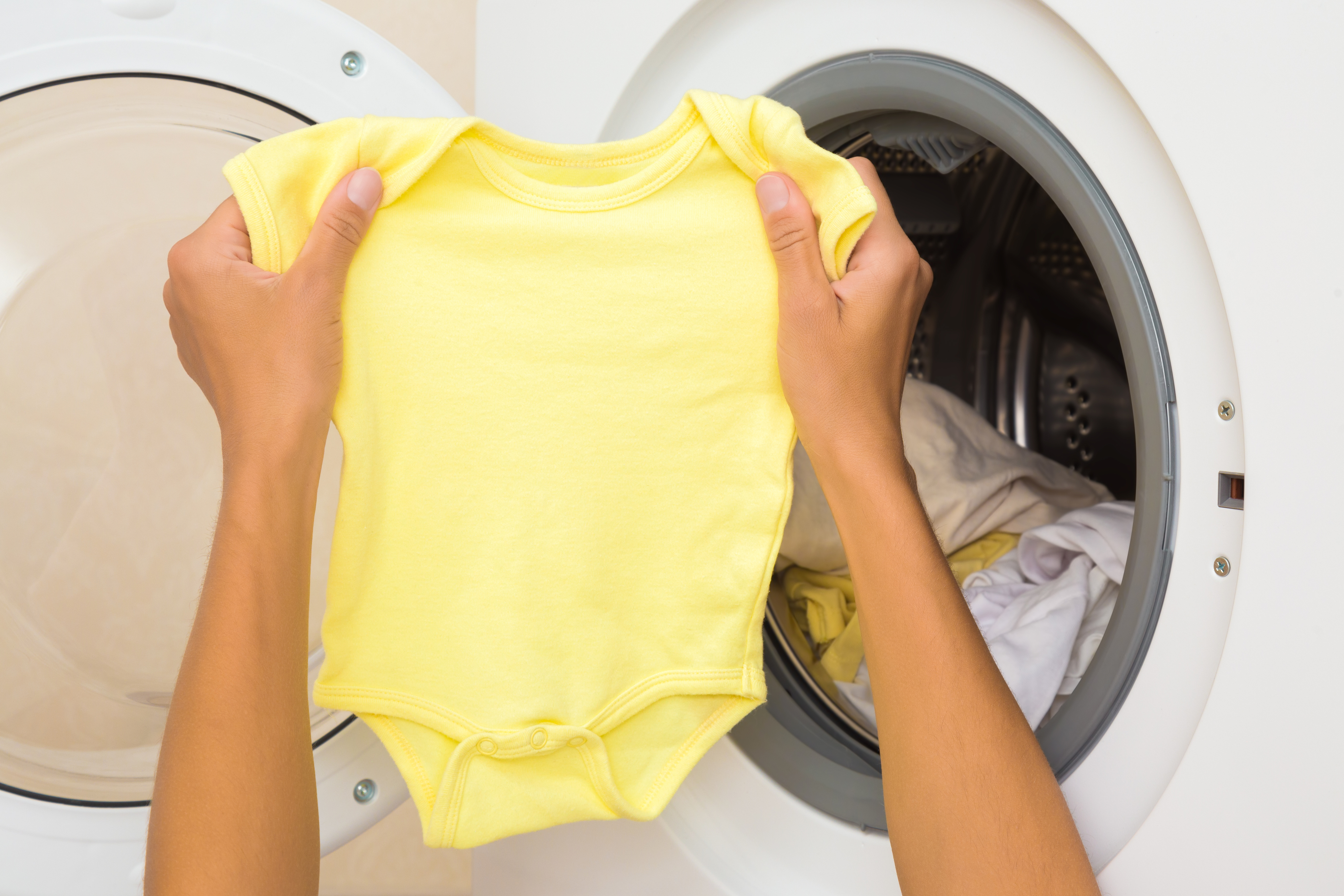 neonato con vestiti lavati