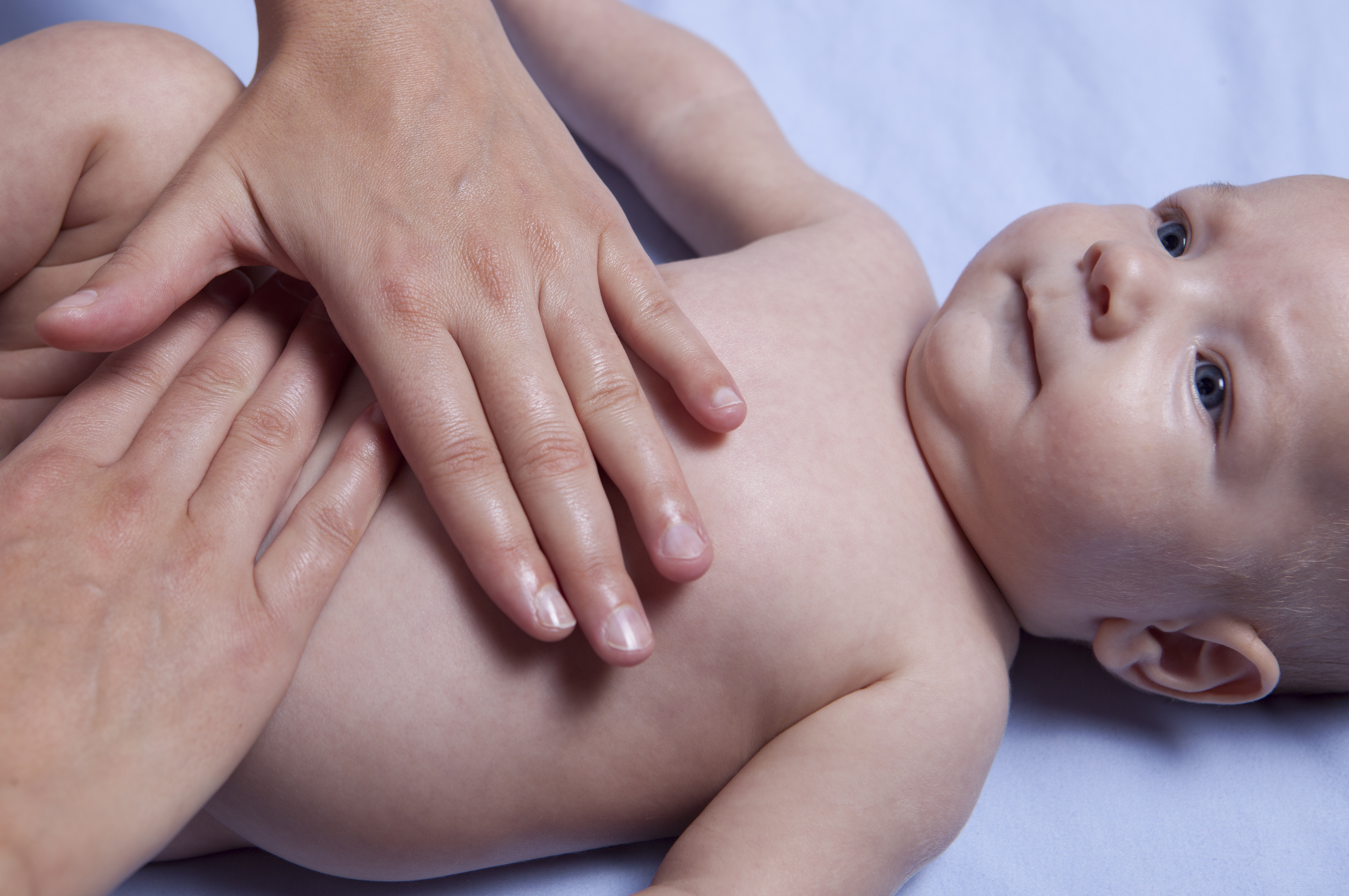 massaggio pancia neonato con coliche