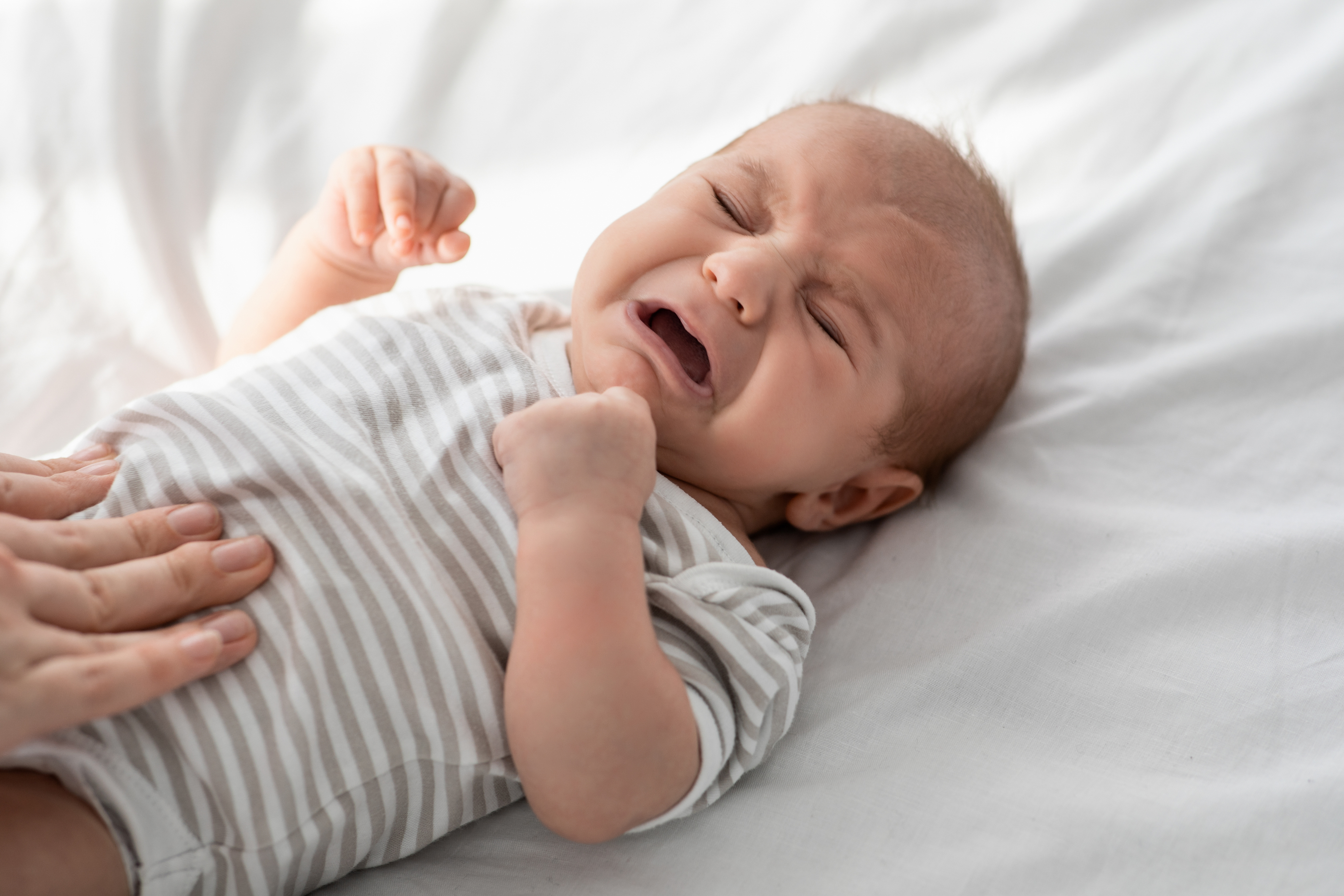 neonato che non fa la cacca e piange