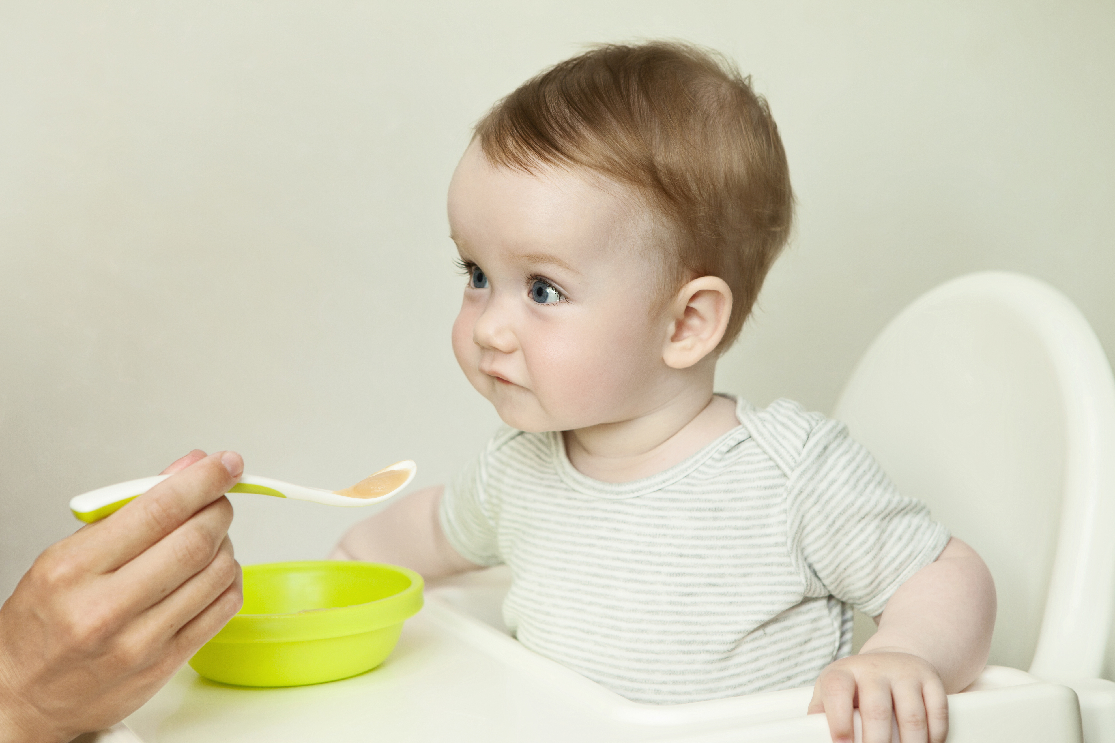 mamma imbocca neonato che non mangia la pappa