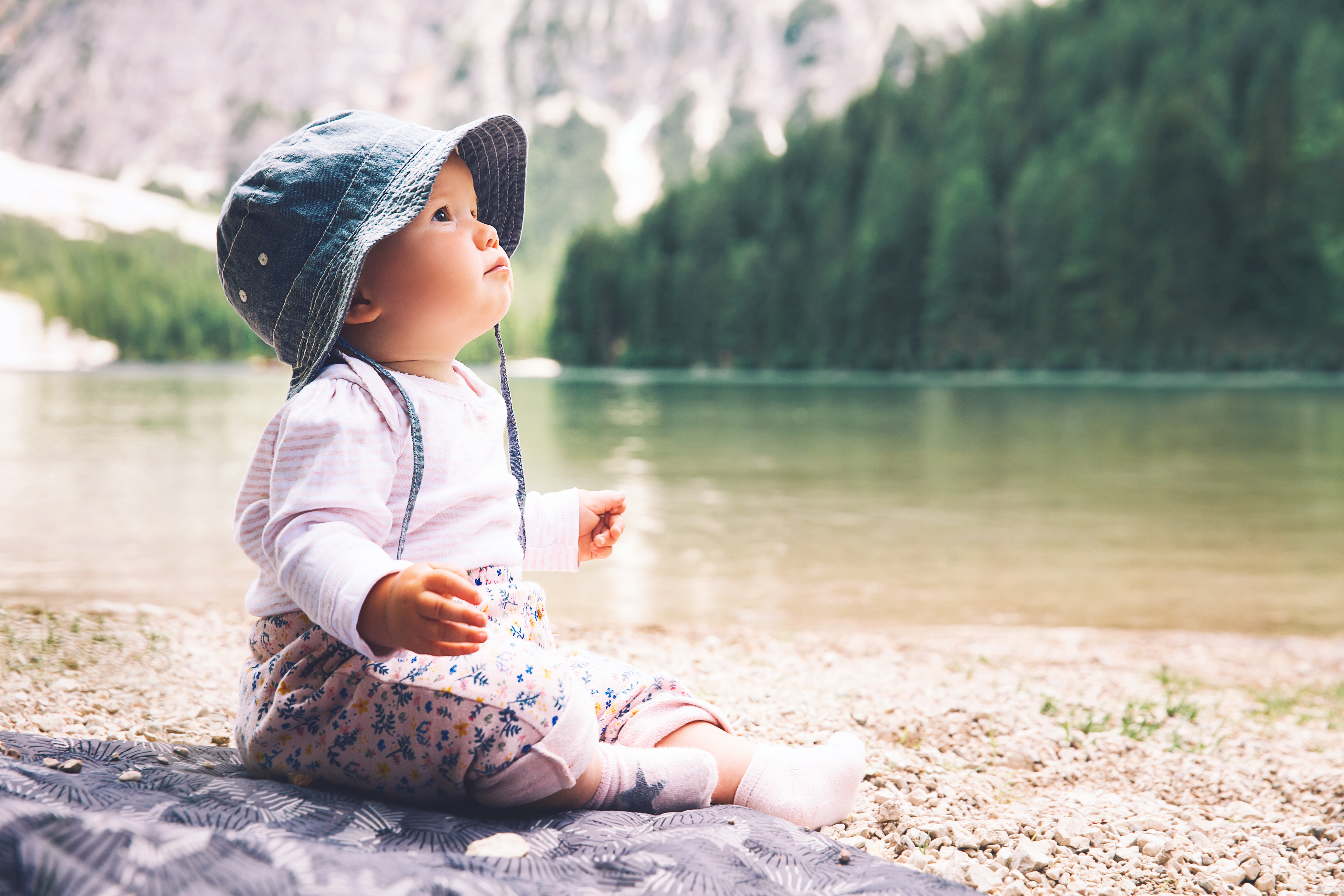 neonata in vacanza in montagna con genitori