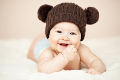 neonato con dermatite da freddo che sorride
