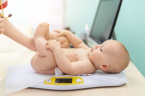 pediatra monitora crescita neonato