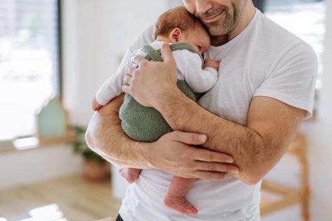 neonato disidratato in braccio a papà