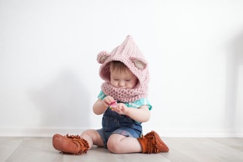 bambino che indossa vestiti appena lavati 