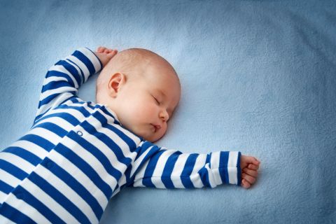 neonato con crosta lattea che dorme