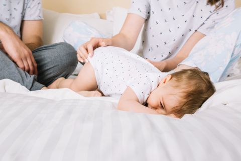 genitori con neonato che non fa la cacca