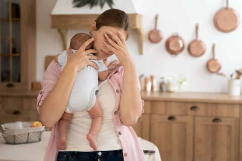 mamma preoccupata per singhiozzo del neonato