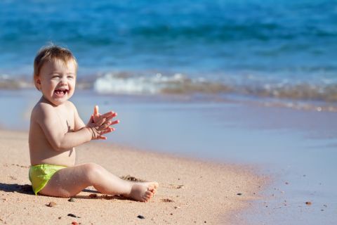 bambino in vacanza in spiaggia