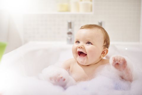 neonato che fa il bagnetto