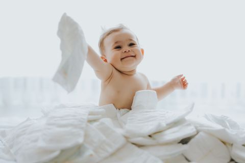 papà che cambia pannolino a neonato