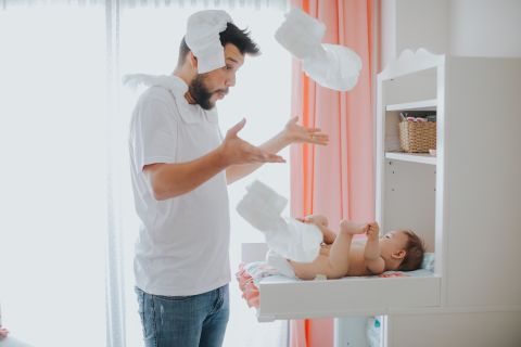 neonato dopo cambio pannolino divertente