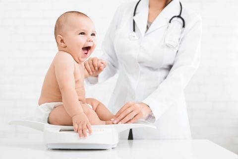 pediatra monitora crescita neonato