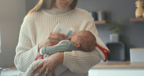 neonato disidratato in braccio a mamma