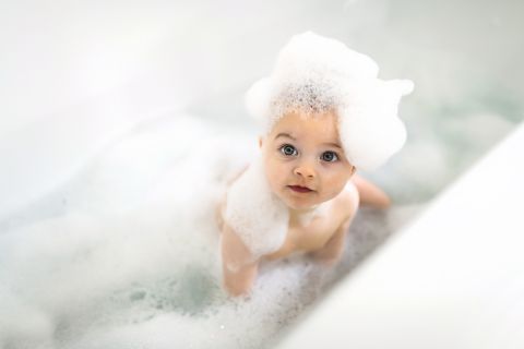 mamma che lava la testa al neonato