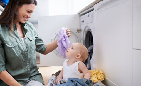 bambino che indossa vestiti appena lavati 