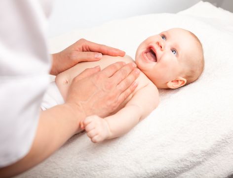neonato dopo massaggio pancia