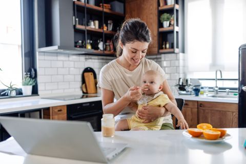 neonato che non mangia la pappa vestito da cuoco 