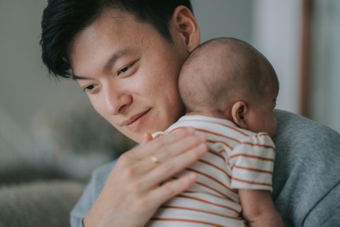 mamma preoccupata per singhiozzo del neonato