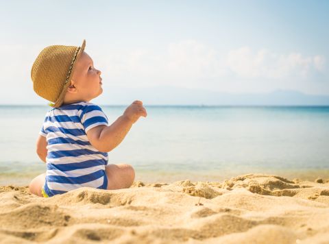 bambino in vacanza in spiaggia